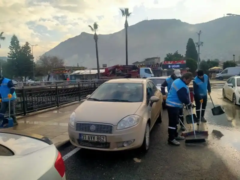 Antakya’nın İşlek Noktalarında Kapsamlı Temizlik Çalışması