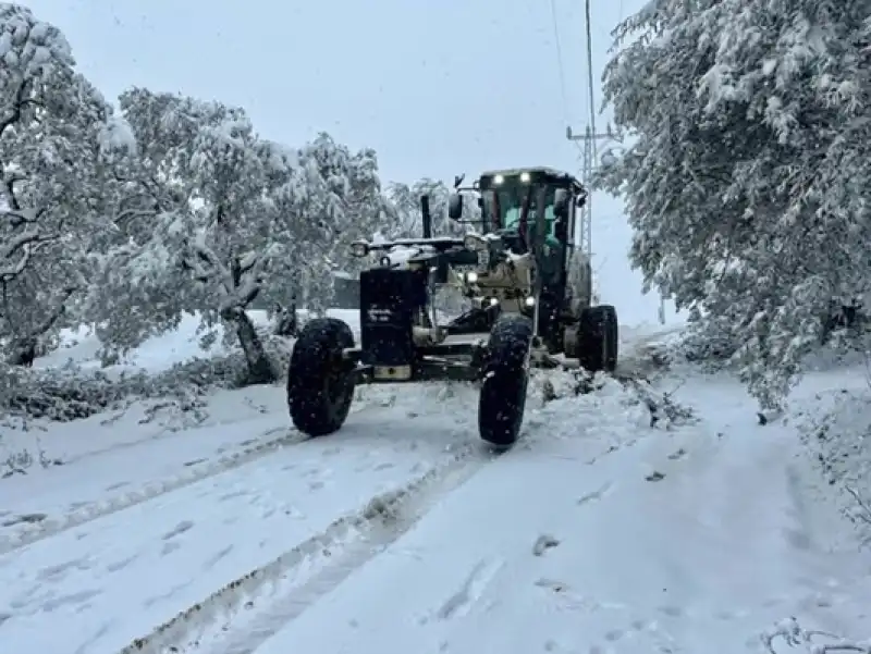Antakya Belediyesi Ekipler Kapanan Yolları Açıyor