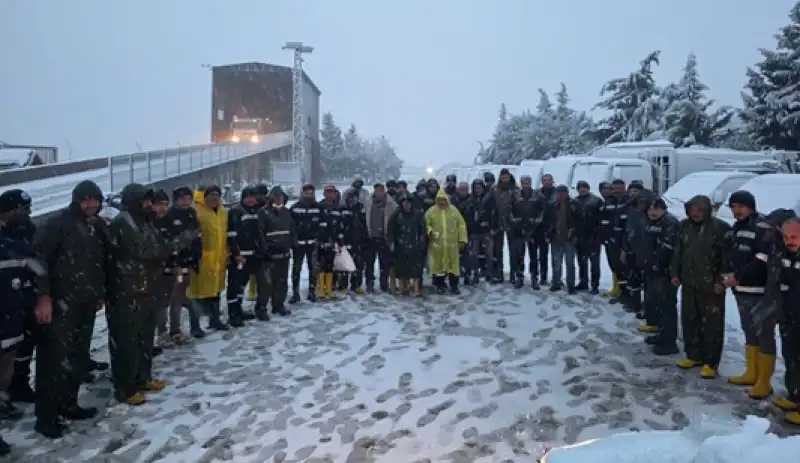 Antakya Belediyesi Ekipler Kapanan Yolları Açıyor