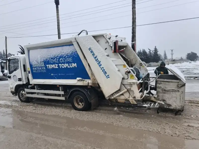 Antakya Belediyesi Ekipler Kapanan Yolları Açıyor