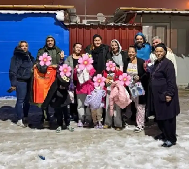 “Çilem Anne” Yılbaşı Gecesi Çocukların Yüzünü Güldürdü