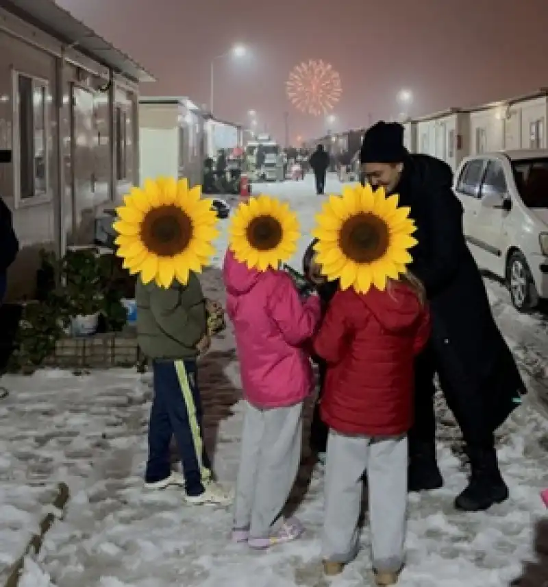 “Çilem Anne” Yılbaşı Gecesi Çocukların Yüzünü Güldürdü