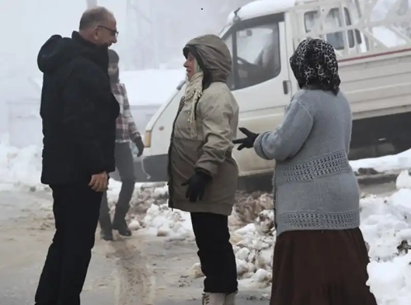 Başkan Yapar, Kar Yağışının Ardından Yol Açma Çalışmalarını Sahada İnceledi