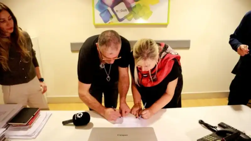 TV Kanalı Euro Star TV, Hataylı Sanatçı Gazi Demirel Ile El Sıkıştı