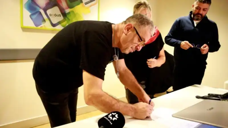 TV Kanalı Euro Star TV, Hataylı Sanatçı Gazi Demirel Ile El Sıkıştı