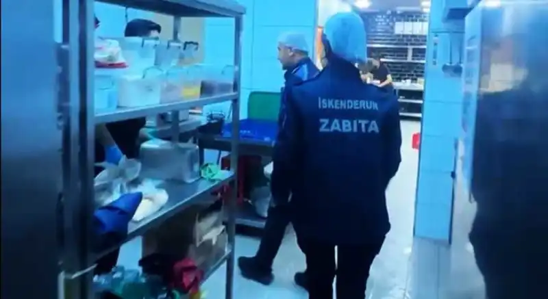 İskenderun’daki AVM’nin Yemek Katında Hijyen Alarmı!