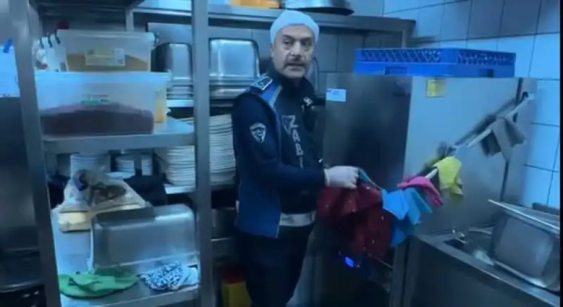 İskenderun’daki AVM’nin Yemek Katında Hijyen Alarmı!