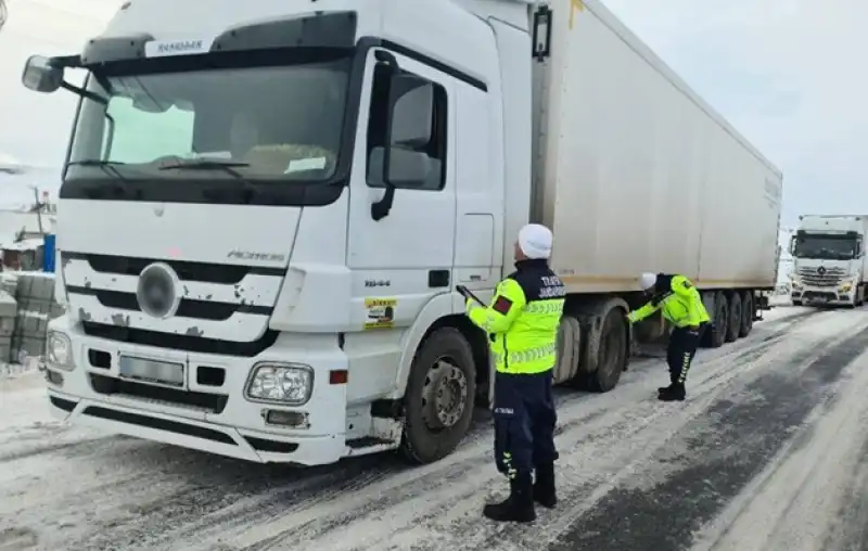 Olumsuz Hava Koşullarında Jandarma Ekipleri Sahada