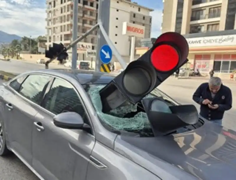 Çürümüş Trafik Lambası Direği Araç Üzerine Devrildi!