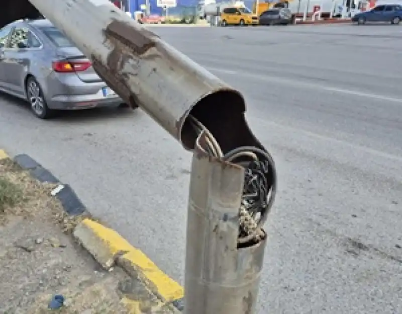 Çürümüş Trafik Lambası Direği Araç Üzerine Devrildi!