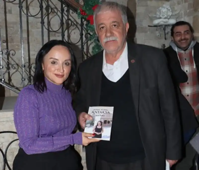 Yazar İpek Aslan Okurlarıyla Buluştu, Kitabını İmzaladı