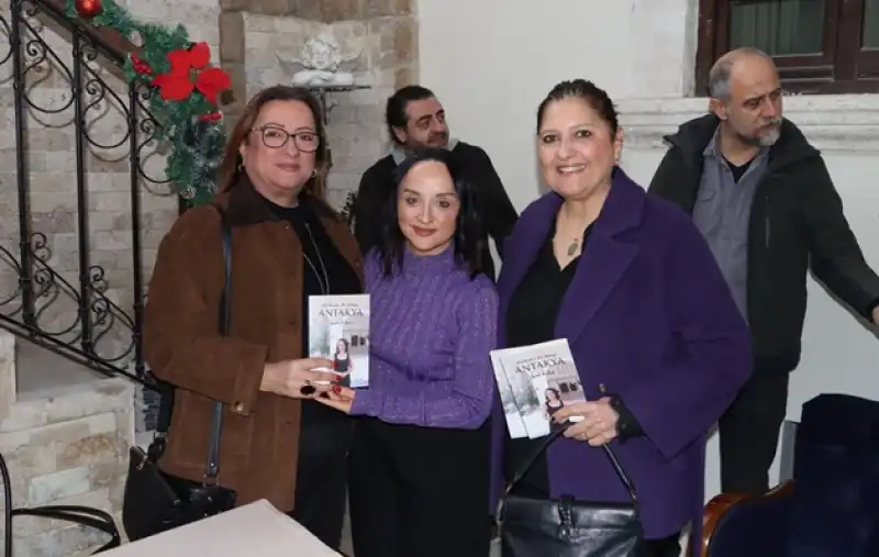 Yazar İpek Aslan Okurlarıyla Buluştu, Kitabını İmzaladı