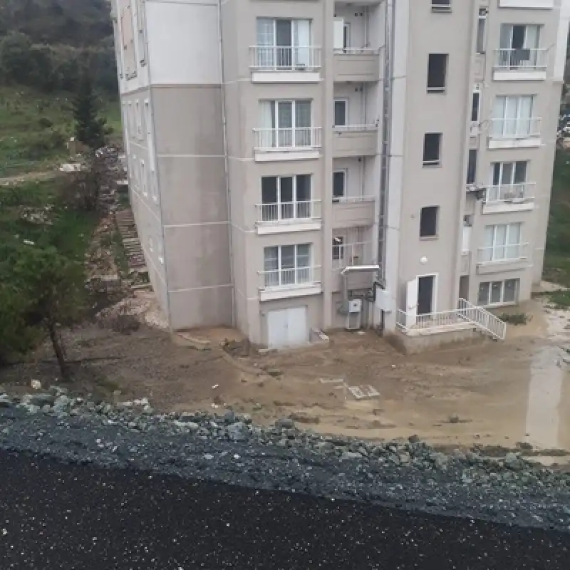 Binaları Yağmur Suyuyla Dolan Vatandaşların İstinat Duvarı Talebi