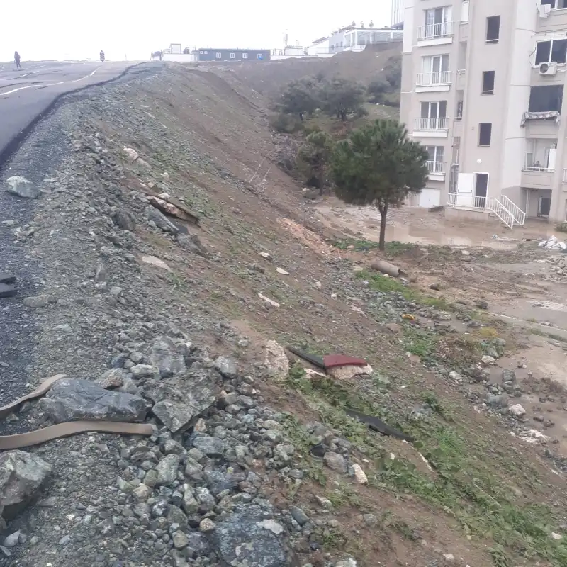 Binaları Yağmur Suyuyla Dolan Vatandaşların İstinat Duvarı Talebi