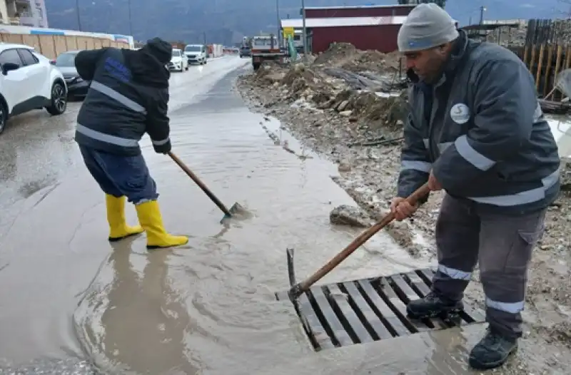 Samandağ Belediyesi Tüm Ekipleriyle Sahada Teyakkuz Halinde.