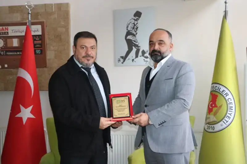 İYİ Parti Antakya’dan HGC Başkanı Nihat Mazmanoğlu’na Plaket