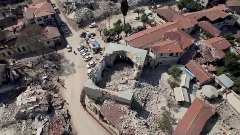 Yıkıntılar Arasında Umut: Hatay’dan “Yine De Buradayız” Mesajı