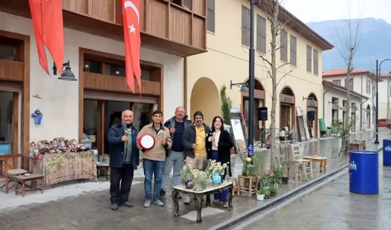 Kemal Paşa Caddesi’nde Antika Pazarı Nostalji Rüzgârı Estirdi