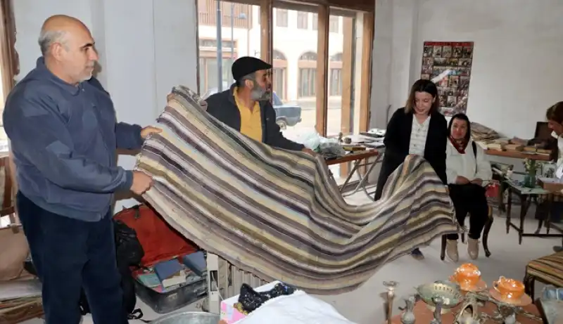 Kemal Paşa Caddesi’nde Antika Pazarı Nostalji Rüzgârı Estirdi