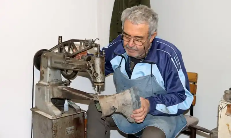 Yeni Uzun Çarşı’nın Sessiz Emektarı: Ayakkabı Tamircisi Nizam Güçlüer