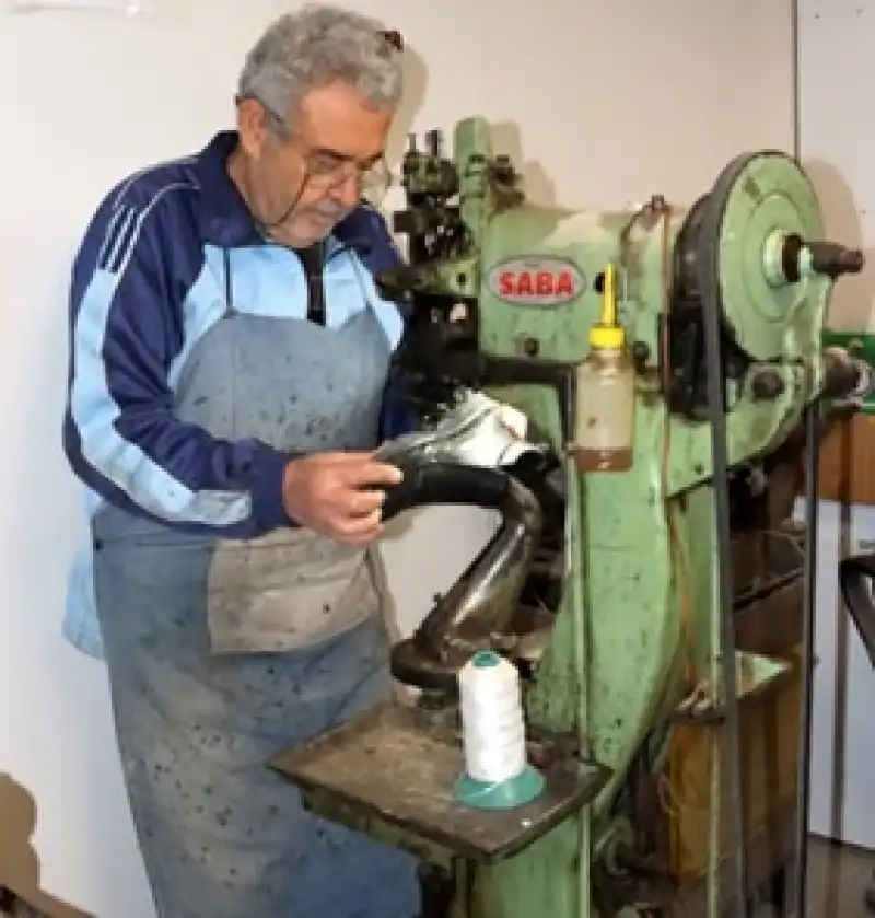 Yeni Uzun Çarşı’nın Sessiz Emektarı: Ayakkabı Tamircisi Nizam Güçlüer