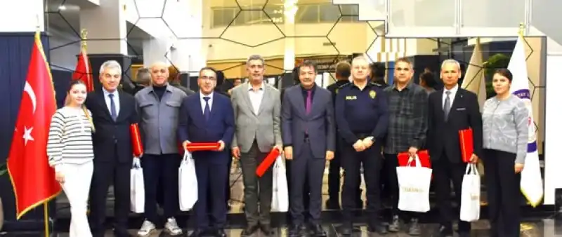 Emniyet Personellerine Plaket Verildi