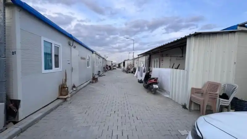 Tenekeden Yuvasına Veda Etti