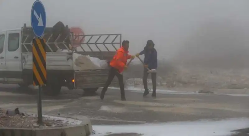 Antakya-Yayladağı Kara Yolu Buz Tuttu!