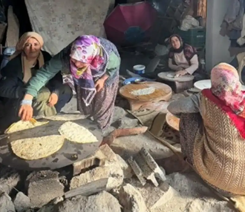 Hatay’ın Hamarat Kadınları ıspanaklı Börek Yapıyor! 