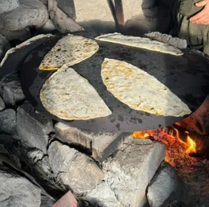 Hatay’ın Hamarat Kadınları ıspanaklı Börek Yapıyor! 