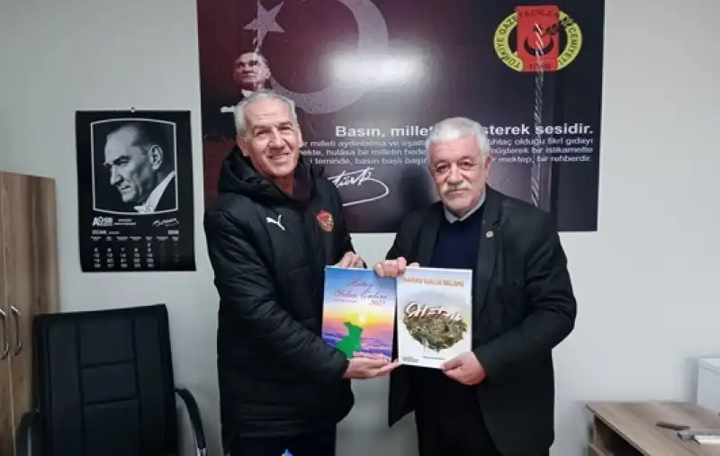 “Yılın Yazarı” Seçilen Mithat Kalaycıoğlu’na Dergisi Takdim Edildi