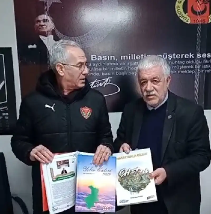 “Yılın Yazarı” Seçilen Mithat Kalaycıoğlu’na Dergisi Takdim Edildi