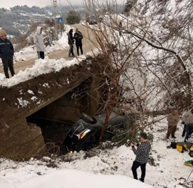 Otomobil Dereye Düştü: 5 Yaralı