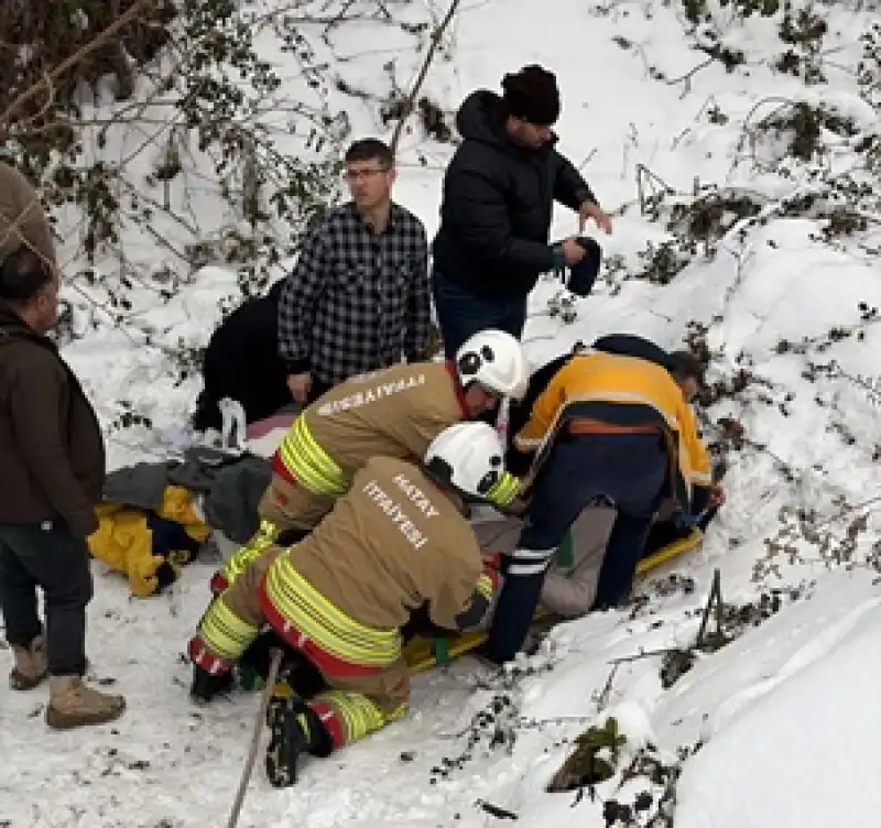 Otomobil Dereye Düştü: 5 Yaralı