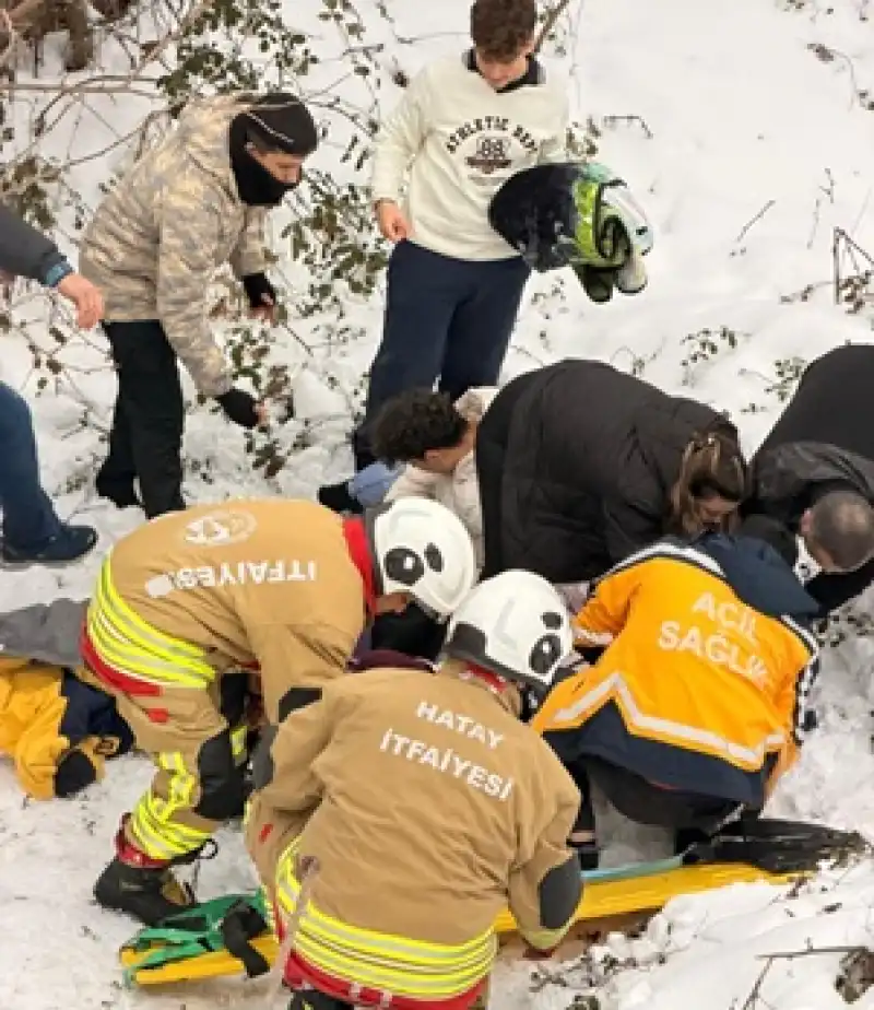 Otomobil Dereye Düştü: 5 Yaralı