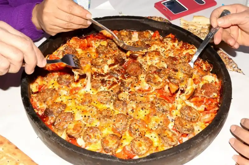 Lezzetin Kiremitteki Hali: Kiremitte Kaşarlı Sucuk