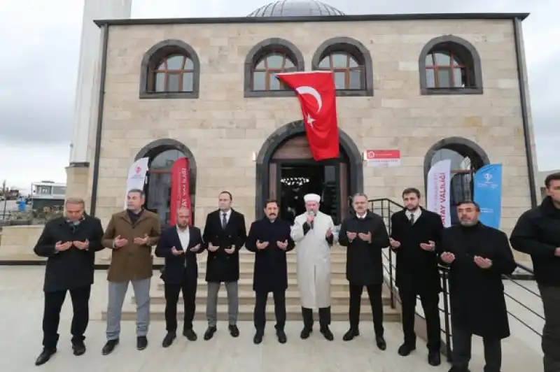 Gazze Şehitler Camii İbadete Açıldı