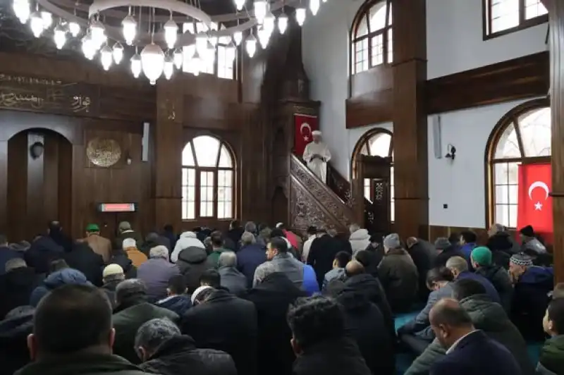 Gazze Şehitler Camii İbadete Açıldı