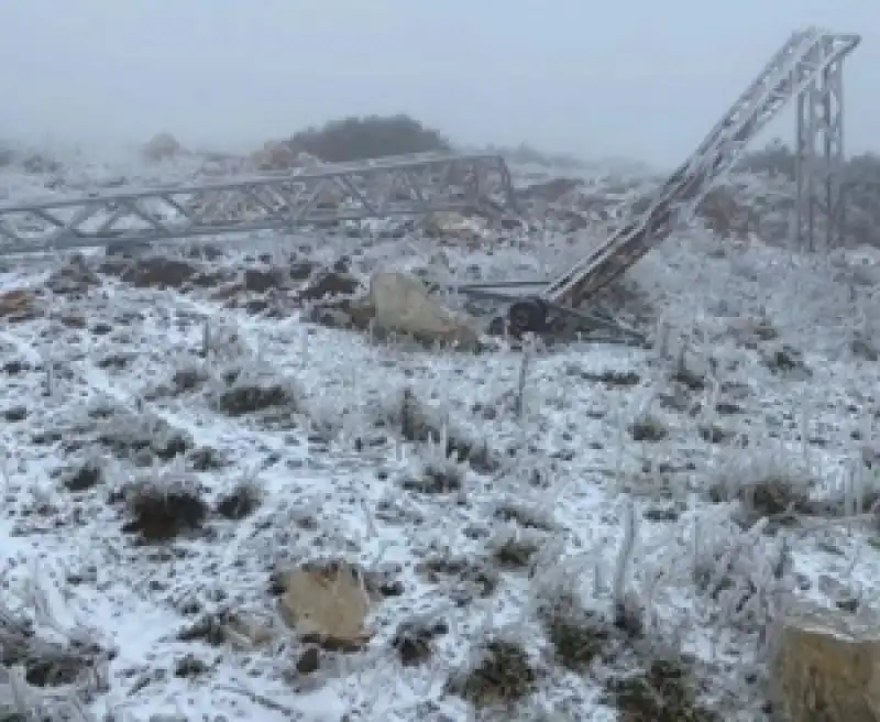 Yayladağı’nda Fırtına Elektrik Hatlarını Devirdi!