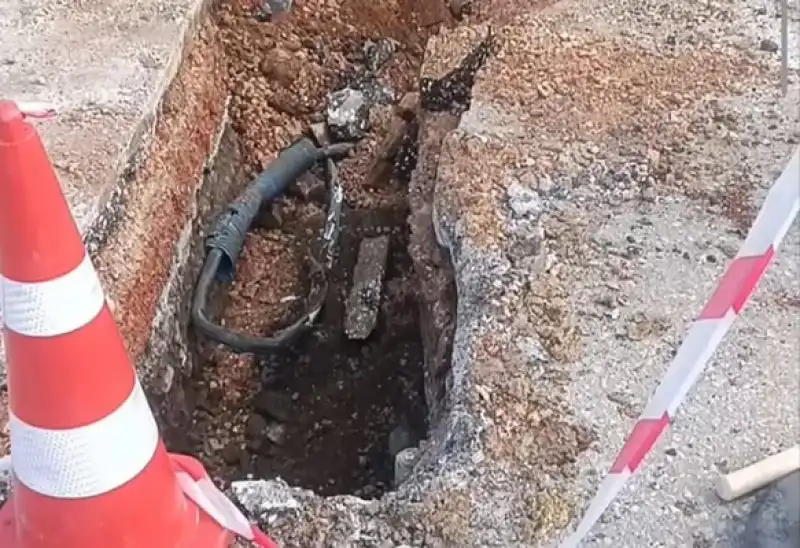 İş Makinesi Yeraltındaki Elektrik Şebekesine Zarar Verdi; Mahalle Elektriksiz Kaldı!