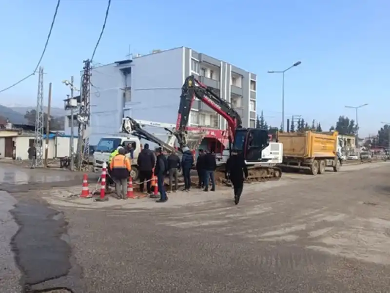 İş Makinesi Yeraltındaki Elektrik Şebekesine Zarar Verdi; Mahalle Elektriksiz Kaldı!