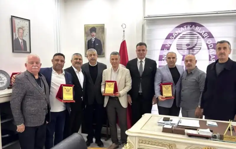 Hatay Esnafına Katkı Sunan Yöneticilere Plaket