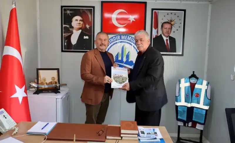 Kalaycıoğlu’ndan Başkan Tutar’a “Hatay Halk Bilimi” Kitabı