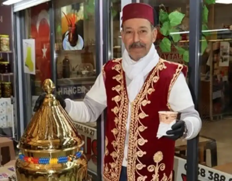 Hançer Usta’dan Kışa Özel Lezzet: Geleneksel Tarçınlı Salep