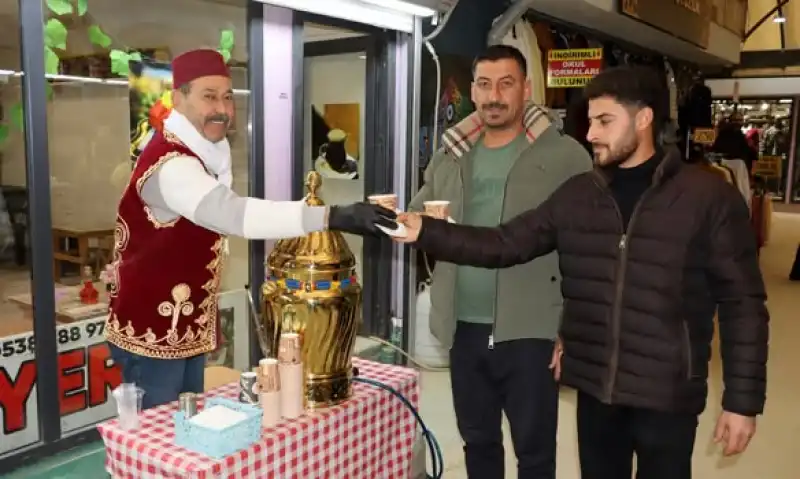 Hançer Usta’dan Kışa Özel Lezzet: Geleneksel Tarçınlı Salep