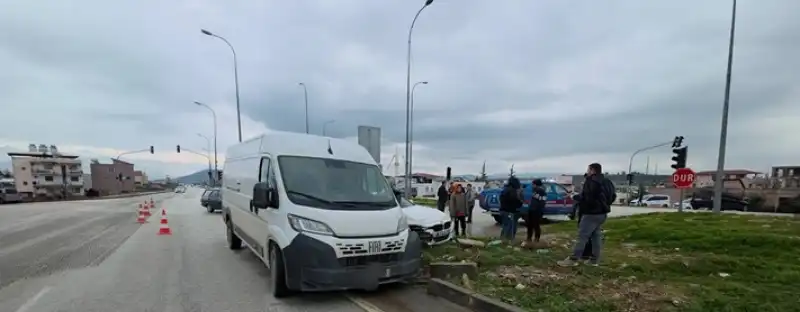 Hassa’da Minibüs Ile Otomobil Çarpıştı: 1 Yaralı