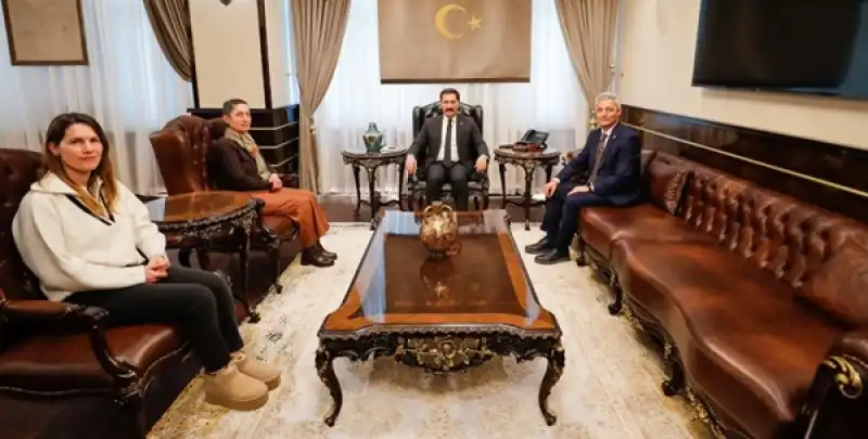 Validen ‘Yaşayan İnsan Hazinesi’ Duman’a Tebrik