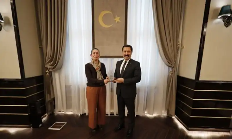 Validen ‘Yaşayan İnsan Hazinesi’ Duman’a Tebrik