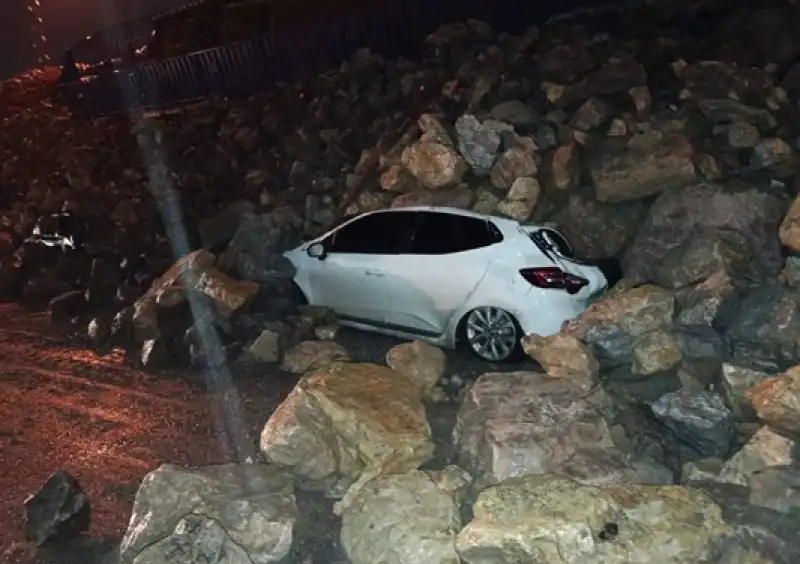 Payas’ta İstinat Duvarı Çöktü: 7 Araç Toprak Altında Kaldı