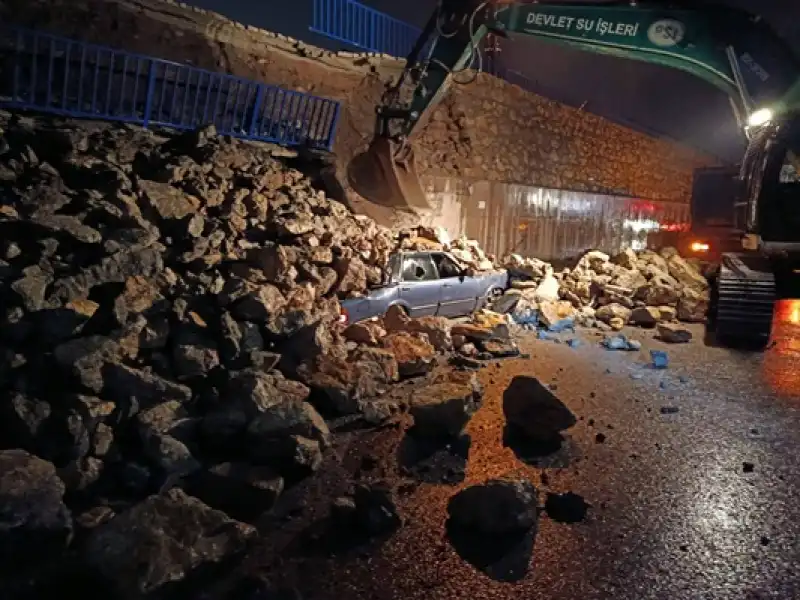 Payas’ta İstinat Duvarı Çöktü: 7 Araç Toprak Altında Kaldı